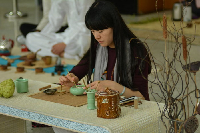 (文旅院培训中心主任 章柏平老师布置香席)(雅集合影)