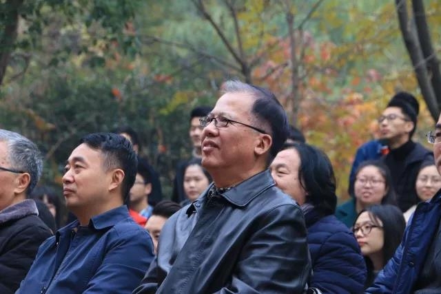 沙润馆长,仇存进部长,李云涛处长上台为二等奖获奖同学颁奖华沙副处长